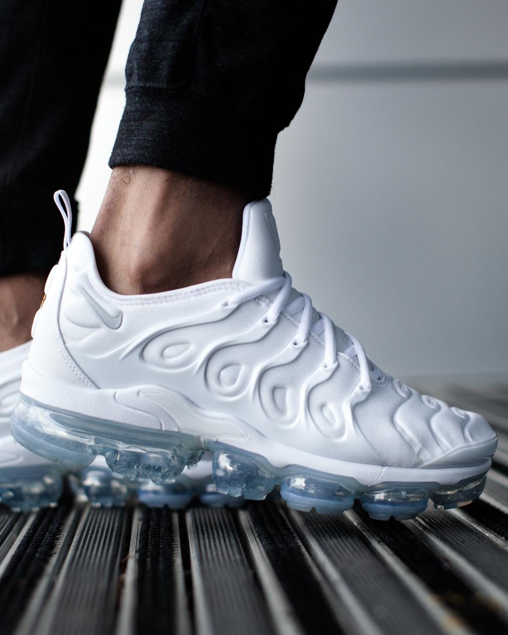 la-vapormax-plus-triple-white-nike