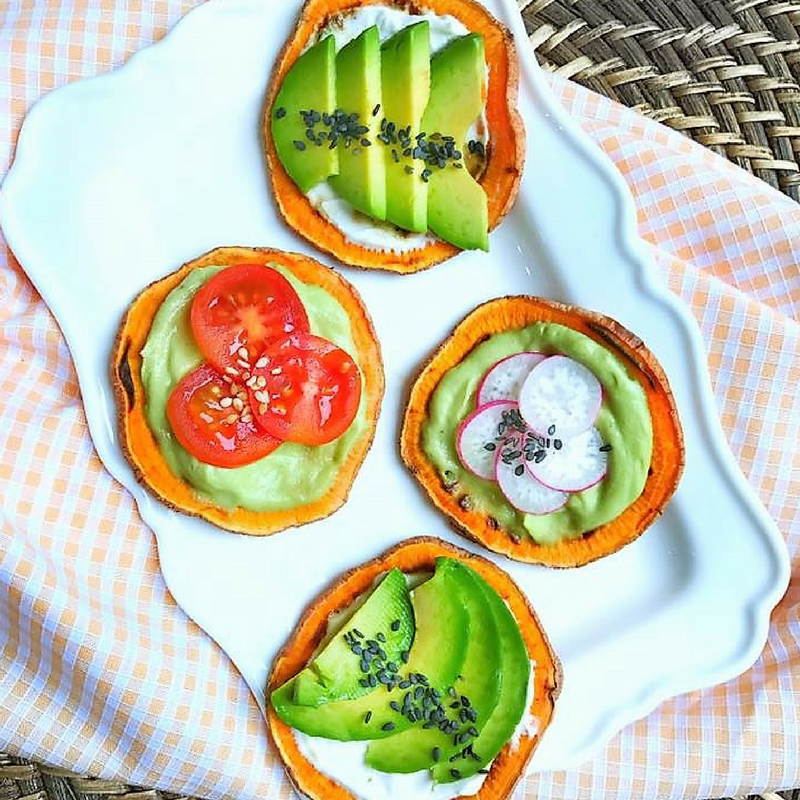 tartines-patates-douces-avocat-tomate