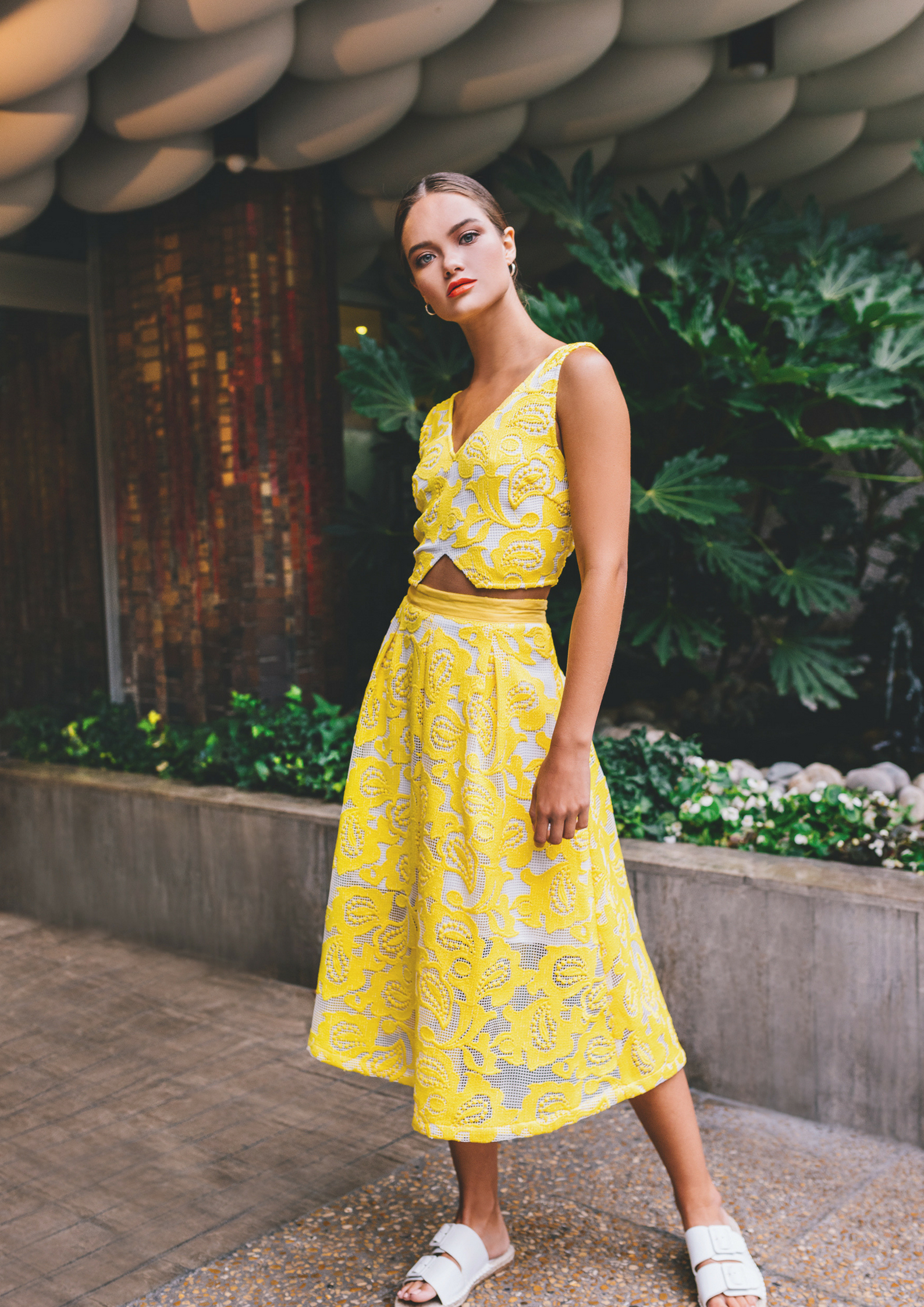 tenue-mariage-invite-femme-jupe-sunco-jaune-crop-top