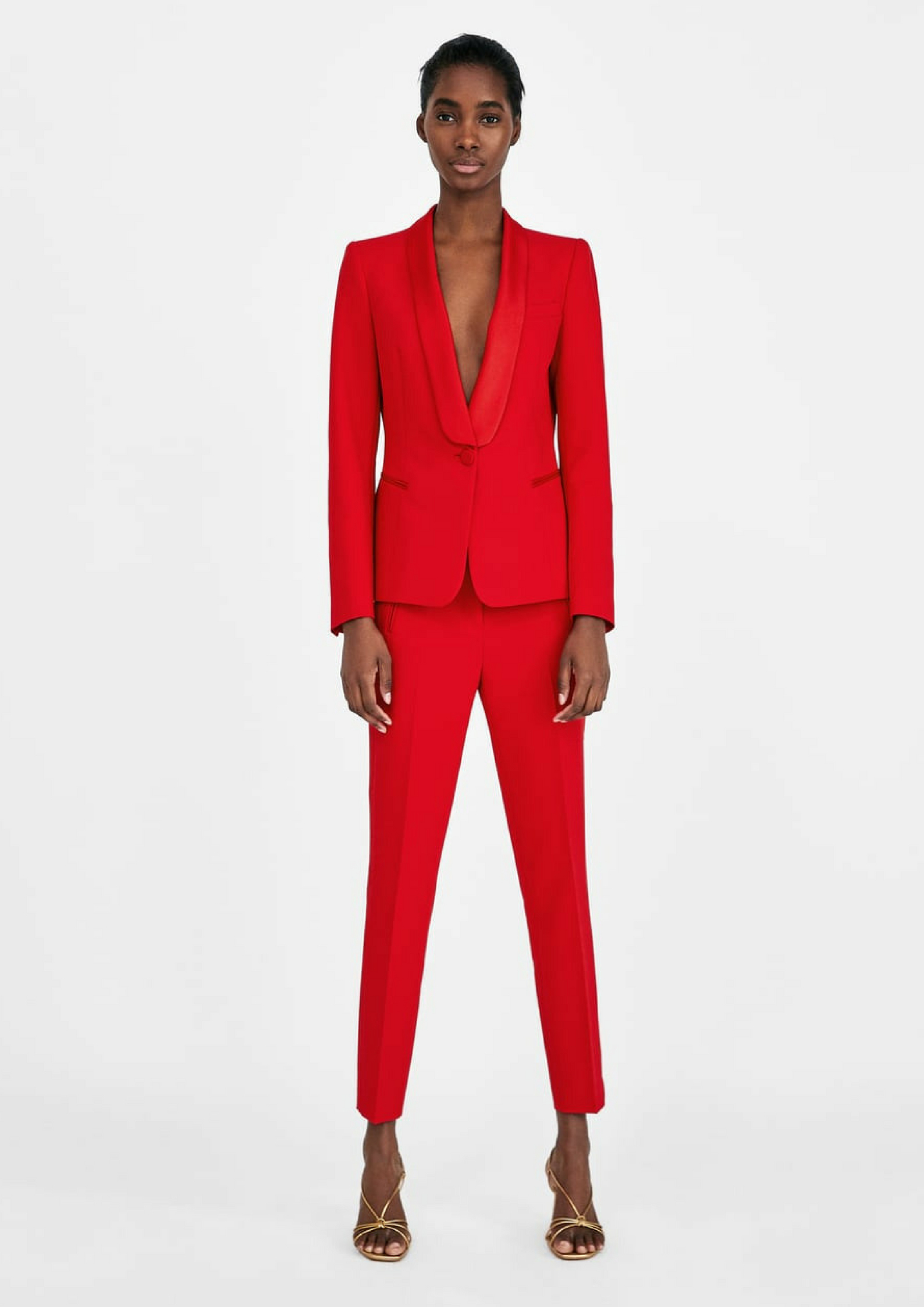 tenue-mariage-invite-femme-pantalon-costume-rouge-smoking-zara