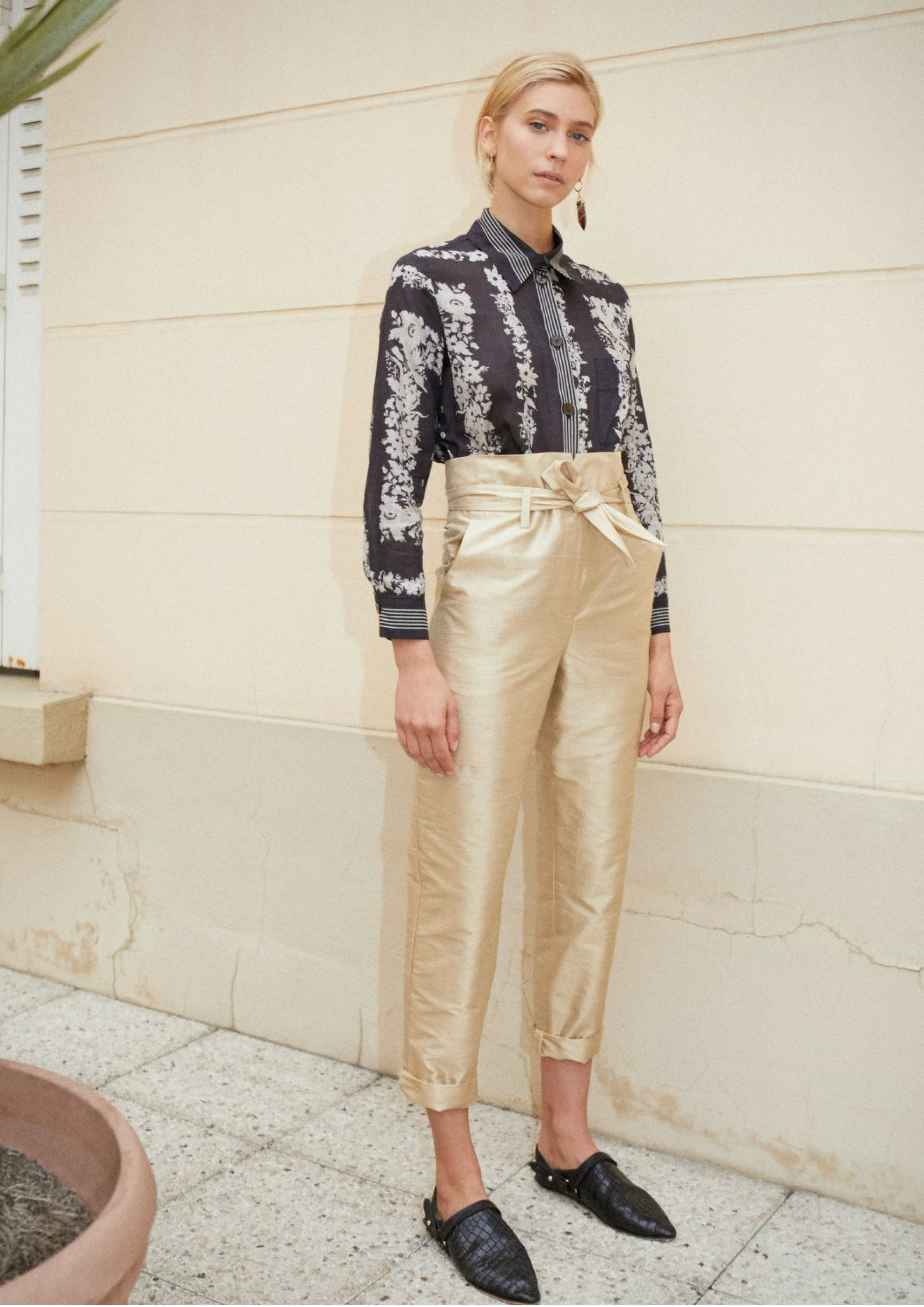tenue-mariage-invite-femme-pantalon-gold-or-nanushka