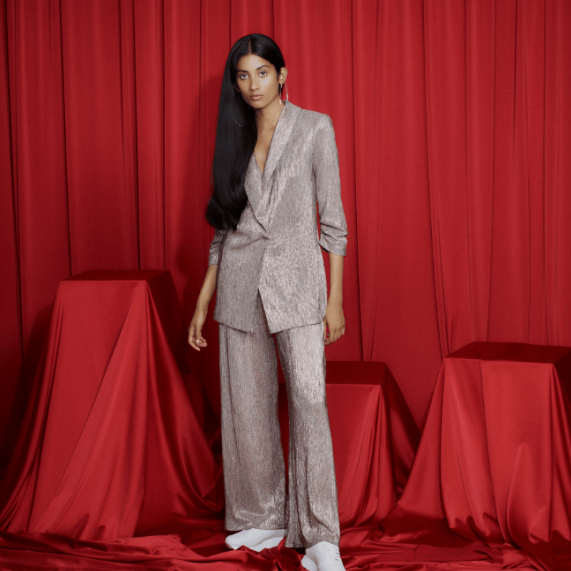 costume-tailleur-pantalon-femme-brillant-large