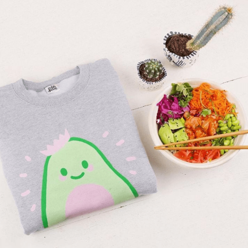pull-sweat-mignon-kawaii-avocat-avocado-une-fille-en-sweat