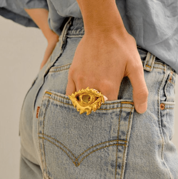 La beauté des bijoux en céramique de Jordane Somville