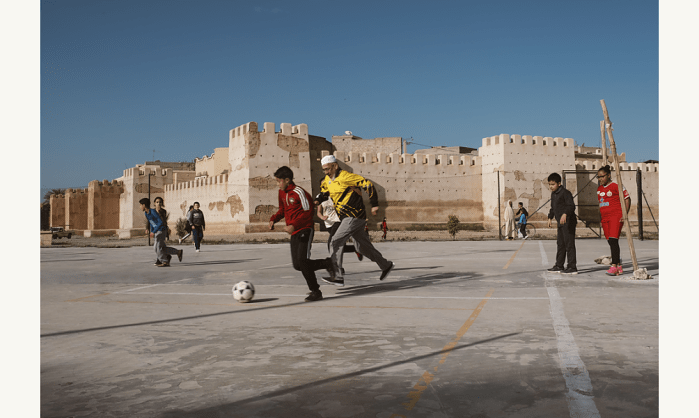 Joseph-Ouechen,-Grand-père-jouant-au-foot-avec-des-enfants,-Taroudant,-Maroc,-2018