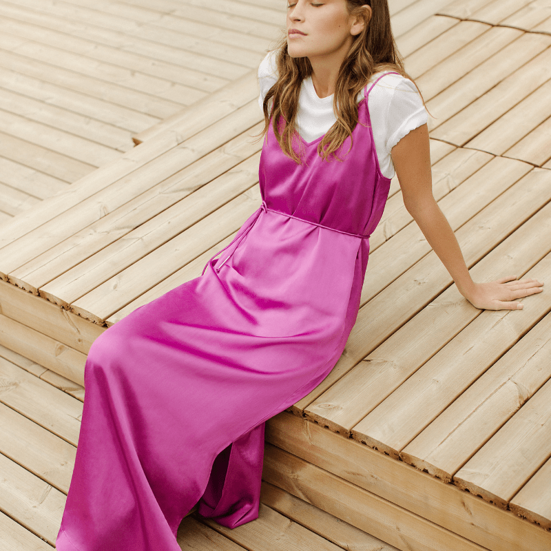 tenue-robe-invitée-mariage-longue-satin-suncoo