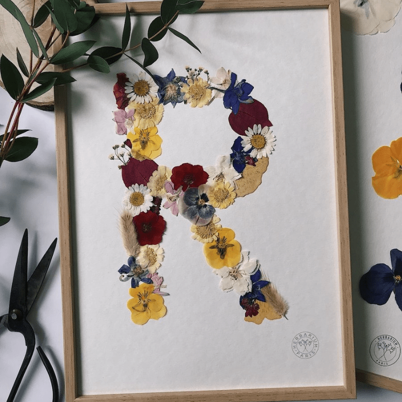 cadeau-fete-des-meres-peres-anniversaire-herbier-lettre-personnalise-herbarium.png