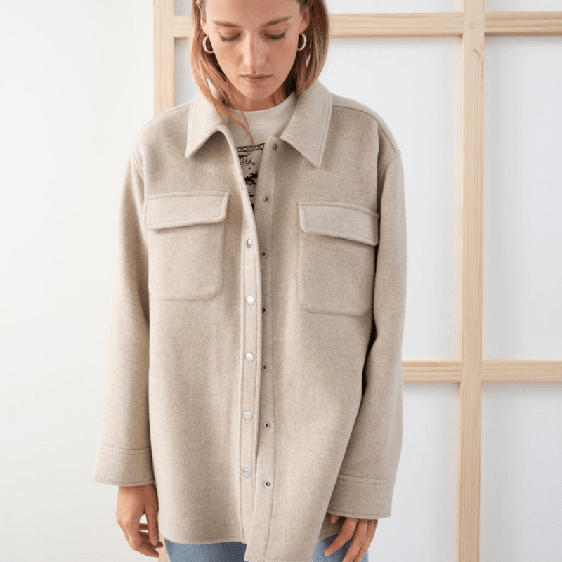 veste-sur-chemise-tendance-mode-beige-laine-and-other-stories.png