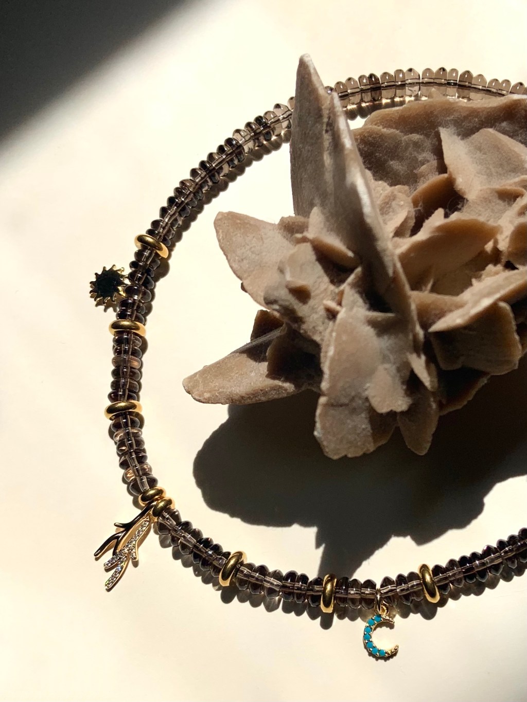 GEMS AND THE HOLI VIBES : DES BIJOUX PERSONNALISÉS SELON VOTRE SIGNE ASTROLOGIQUE